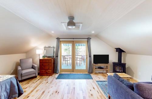 Lake Township House | Half-Mile to Crystal Lake! Couples Retreat w/Deck