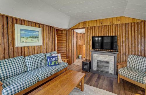 Ludington House | Hamlin Lake Cabin w/Community Beach Access!
