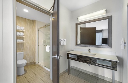 Southern Crossing Hotel | Hampton Inn & Suites Bend
