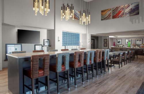 Burr Ridge Hotel | Hampton Inn & Suites Chicago-Burr Ridge