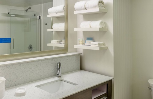 Jackson Hotel | Hampton Inn & Suites Jackson-Coliseum