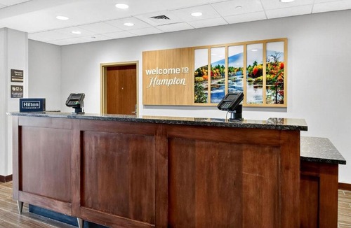 Lake Hallie Hotel | Hampton Inn & Suites Chippewa Falls