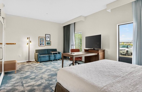 Lake Hallie Hotel | Hampton Inn & Suites Chippewa Falls