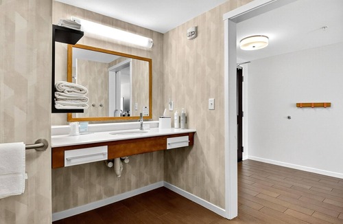 Lake Hallie Hotel | Hampton Inn & Suites Chippewa Falls