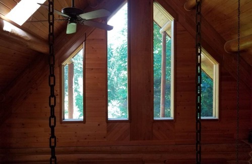 Randle Cabin | Hand-Scribed Log Home Pet-friendly, Hot Tub, AC, WIFI, Seasonal River Access