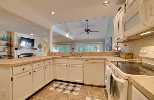 Harbor Springs Condo | Harbor Springs Condo w/Fireplace Near Skiing!