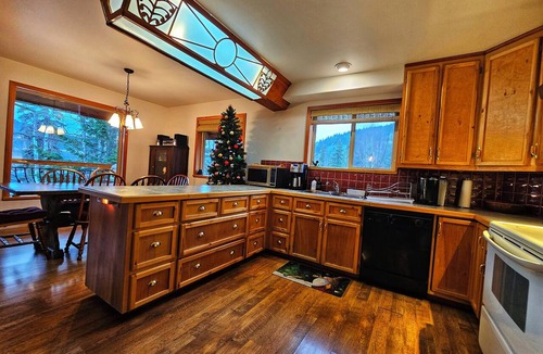 Eagle Creek Cabin | Hawkins Lakefront Cabin | Cariboo BC Escape