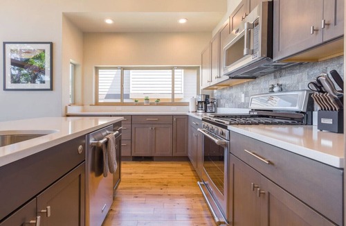 Hood River Villa | Hawks Landing - New, Modern, Views, Billiards!