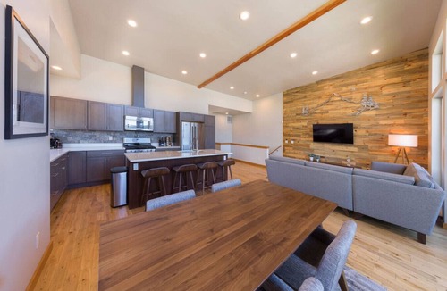 Hood River Villa | Hawks Landing - New, Modern, Views, Billiards!