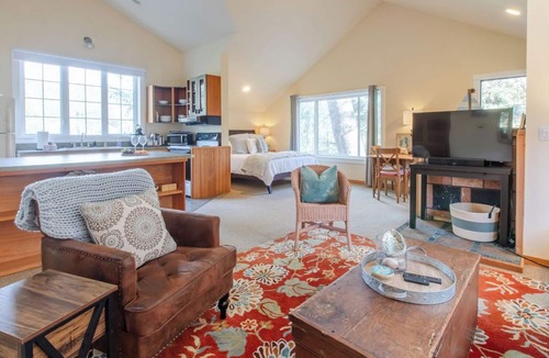 Cannon Beach House | Haystack Luxury - Private Studio for Monthly Stays, Near Chapman Point, Deck + BBQ
