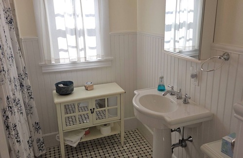 Ridgefield Bed & Breakfast | Heart Historic on Main St. Large Suite Fireplace. Ridgefield. PRIVATE.