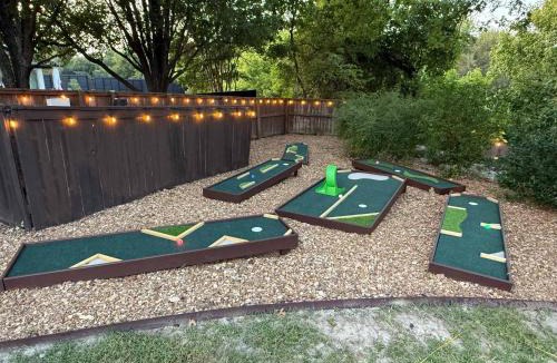 Rockwall House | Heated Pool & Spa Mini Golf Bowling Game Room perfect for family
