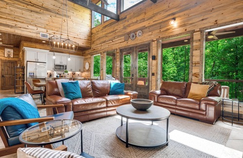 Broken Bow Cabin | HeatedPool/Creek/PlaySet/ArcadeGames/Slide/HotTub