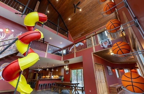 Cloquet House | Helicopter Barn! Bowling Alley/Park/Hot Tub/Sauna
