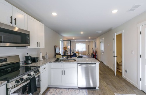 Hickory House | Hickory Townhome w/Deck: Near Lake & Foothills!
