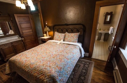 Dufur House | Hidden Gem! 3 Units, On-site Restaurant and Bar, Onsite Parking for Free!