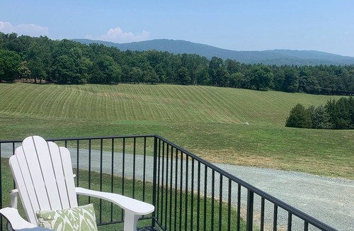 Boyd Tavern Apartment | HIDDEN GEM BARN STUDIO WITH A VIEW near Monticello, wineries, with pool