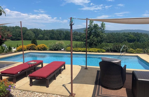 Boyd Tavern Apartment | HIDDEN GEM BARN STUDIO WITH A VIEW near Monticello, wineries, with pool