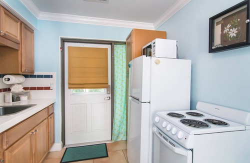Juno Beach House | Hidden Gem. Steps to Beach. Long & Short Term. Pet friendly.