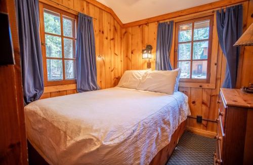 Babbitt House | Hidden Gem - Traditional Cabin - 2 Bedroom - Parking - Wi-Fi Netflix CB02