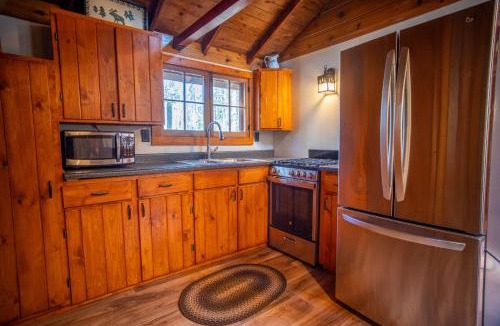 Babbitt House | Hidden Gem - Traditional Cabin - 2 Bedroom - Parking - Wi-Fi Netflix CB02
