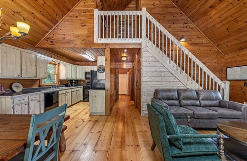 Blue Ridge Cabin | Hidden Hallow Retreat - Mountain View | Pet Friendly | Hot Tub | Firepit | Gameroom