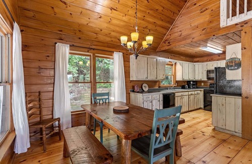 Blue Ridge Cabin | Hidden Hallow Retreat - Mountain View | Pet Friendly | Hot Tub | Firepit | Gameroom