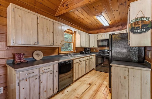 Blue Ridge Cabin | Hidden Hallow Retreat - Mountain View | Pet Friendly | Hot Tub | Firepit | Gameroom