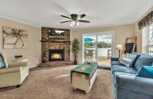 Brighton House | Hidden LakeFront -New Build-Private Beach-Fast WiFi