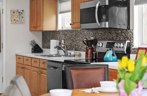 Cadillac House | Hideaway Chalet-Cozy, Comfortable, and Quite! On Canal with Large Outdoor space