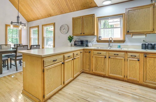 Higgins Lake Cabin | Higgins Lake Retreat: Dock Access, Close to Beach!