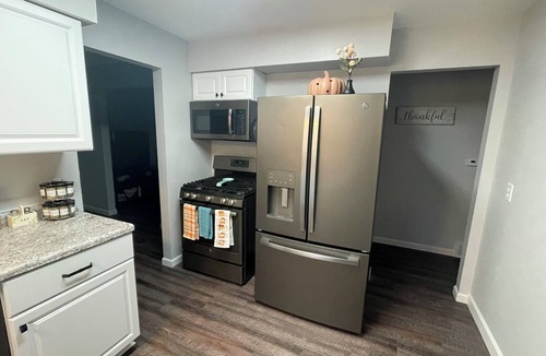 Birch Run Township House | Hill-top Hide-away! Remodeled 3-bedroom house in the Birch Run/Frankenmuth area