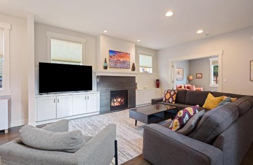 Awbrey Butte House | Hillside Haven