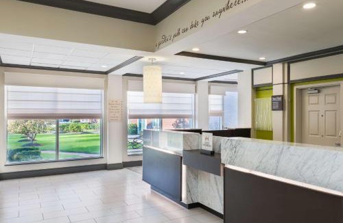 East Garden City Hotel | Hilton Garden Inn Westbury