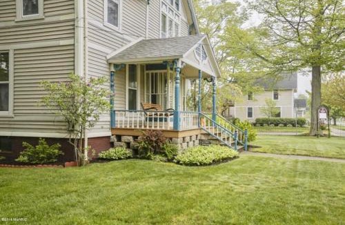 South Haven House | Historic Beach House 2 Blocks to Beach/Downtown w/Pool, Firepit, 7 BRs