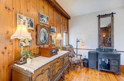 Brookfield House | Historic Brookfield Farm Home ~ 14 Mi to Milwaukee