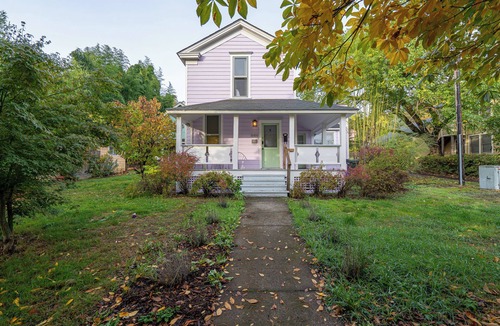 Market District House | Historic Downtown Gem with Heat Pump, WiFi!