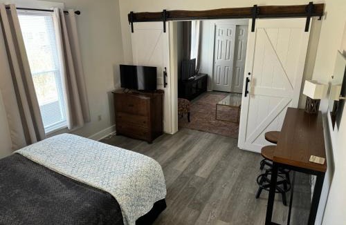 Willoughby Apartment | Historic Downtown Willoughby District 2BD Walkable Charm