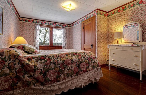 Winter Cabin | Historic prohibition Lodge next to golf course with private beach
