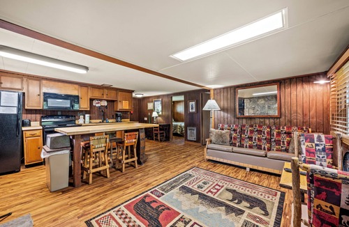 Pittman Center Cabin | Historic Riverside Cabin | Walk to Swimming Hole + FREE Dollywood Ticket