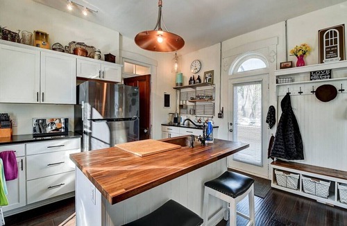Franklin House | Historic Tiny Cottage w Hot Tub!