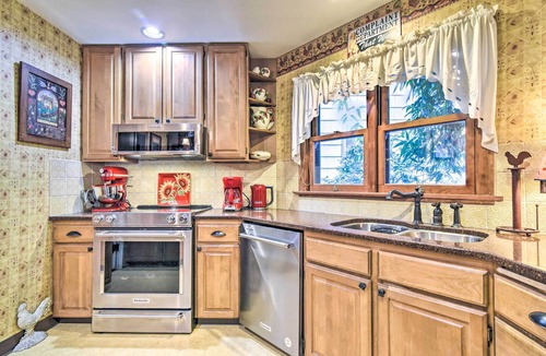 Lloyd District Cottage | Historical Portland Home < 2 Mi to Downtown!