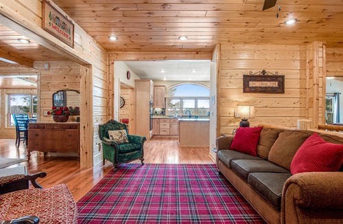 Mercer House | History-filled lakefront home with dock, fire pit, fireplace, & kayaks - dogs OK