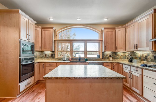 Mercer House | History-filled lakefront home with dock, fire pit, fireplace, & kayaks - dogs OK