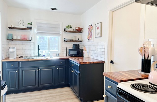 Redmond House | Hold My Halo Hideaway- Downtown Walk to Bars, Restaurants, Concerts, & Shopping!