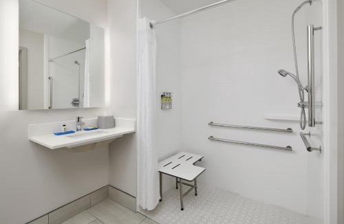 West Pensacola Hotel | Holiday Inn Express Hotel & Suites Pensacola-West Navy Base by IHG