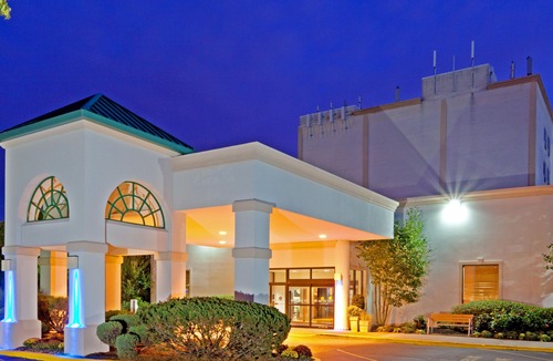 Centereach Hotel | Holiday Inn Express Stony Brook-Long Island, an IHG Hotel
