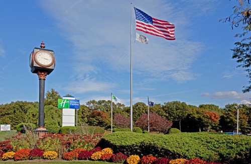 Centereach Hotel | Holiday Inn Express Stony Brook-Long Island, an IHG Hotel