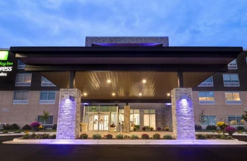 Dearborn Hotel | Holiday Inn Express & Suites - Detroit - Dearborn by IHG