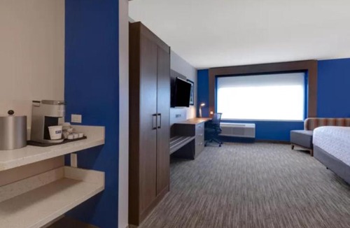 Dearborn Hotel | Holiday Inn Express & Suites - Detroit - Dearborn by IHG